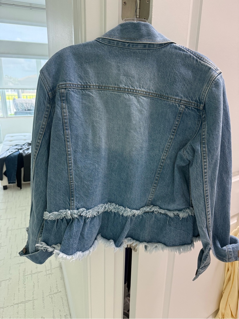 Alice + Olivia Light Blue Frayed-Hem Cropped Denim Jacket - Picture 2 of 2